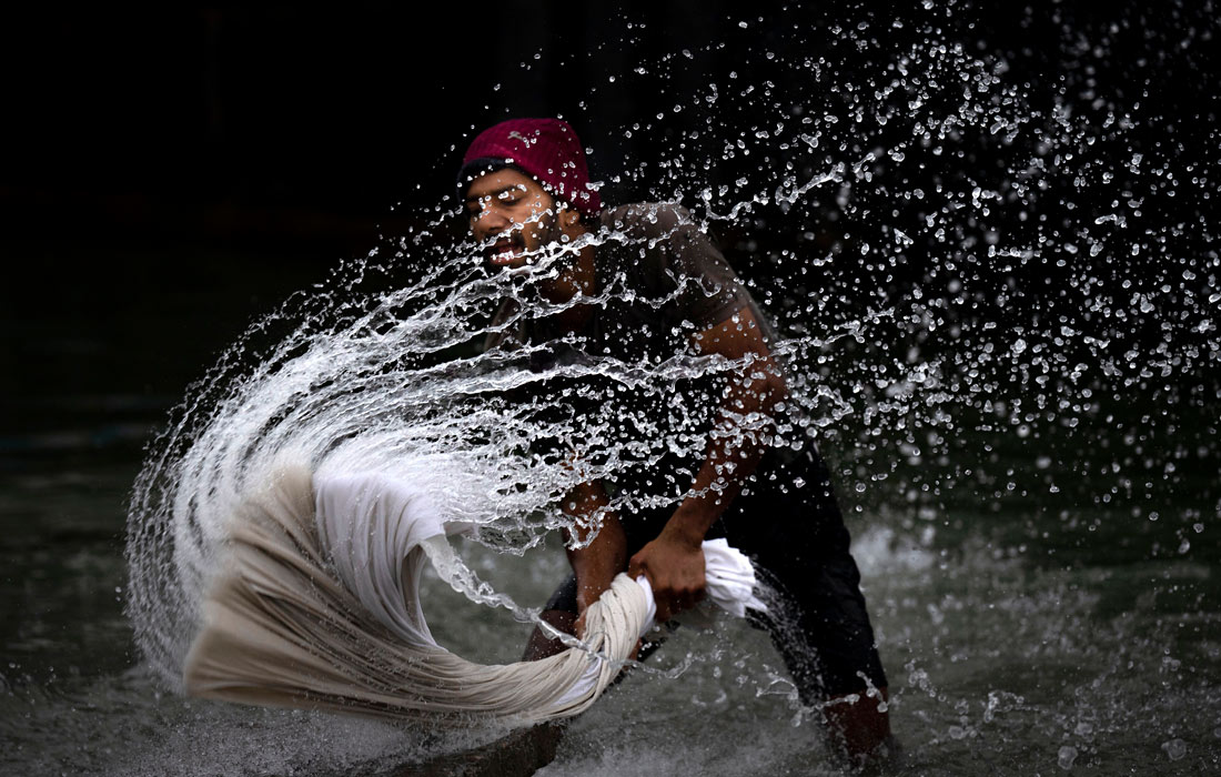 Ежегодно 22 марта отмечается Всемирный день водных ресурсов. На фото: мужчина стирает одежду на берегу реки в Гувахати, Индия.