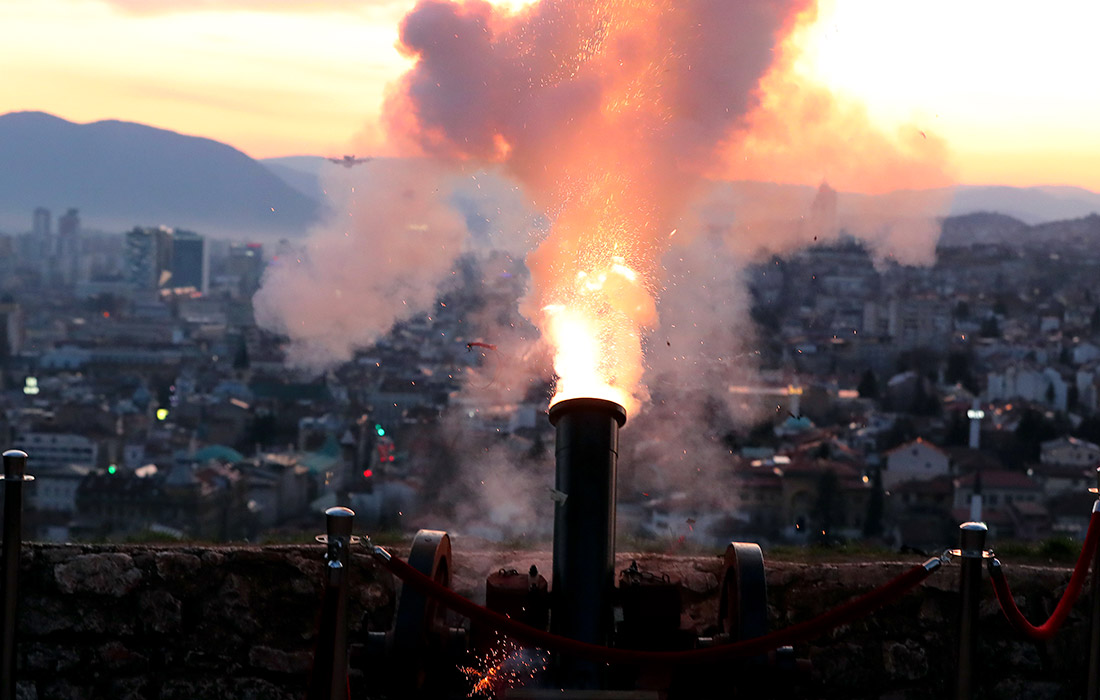 Боснийские мусульмане объявляют о начале месяца Рамадан, стреляя из традиционной пушки в Сараево