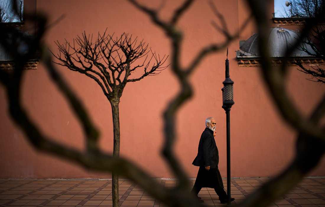 Пара гуляет в парке рядом с мечетью Айя-София в Стамбуле
