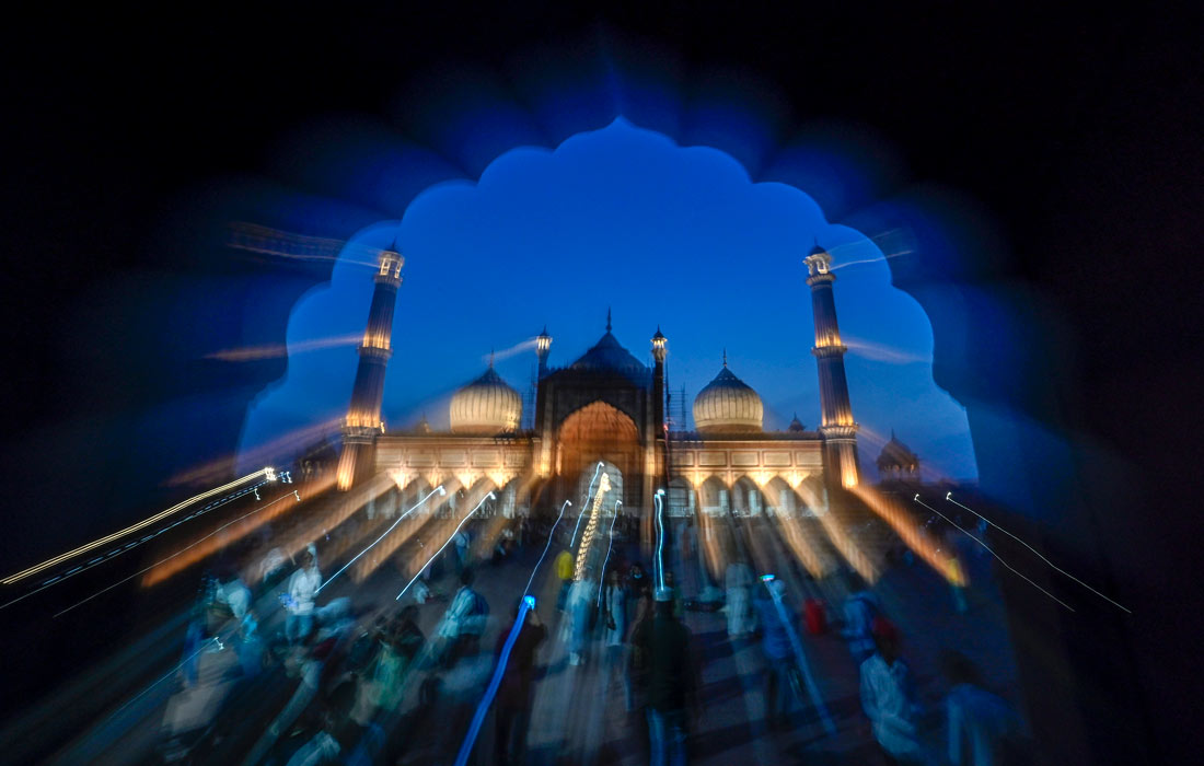 Освещение мечети Джама Масджид во время священного месяца Рамадан в Нью-Дели, Индия
