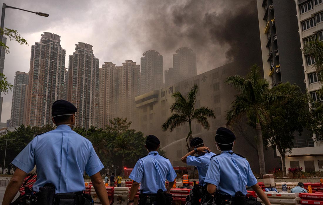 По меньшей мере два человека пострадали при пожаре на складе в Гонконге