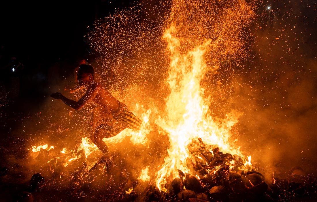 Балийцы проводят ритуал очищения огнем