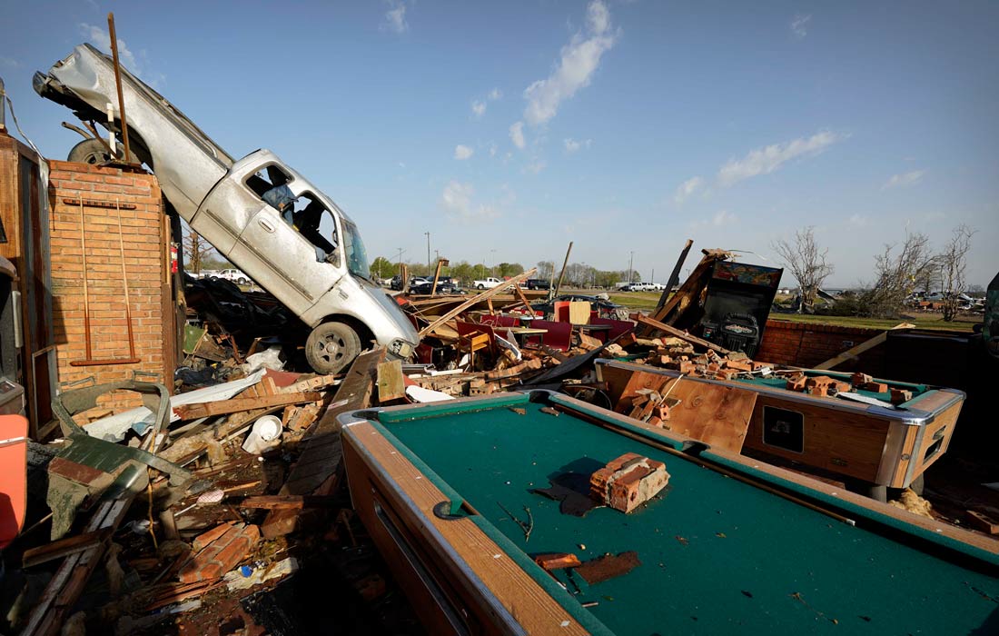Последствия торнадо в штате Миссисипи на юге США, в результате которого погибли не менее 23 человек