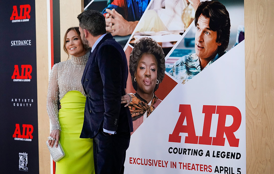 Режиссер Бен Аффлек и певица Дженнифер Лопес на премьере его фильма "Air" в США