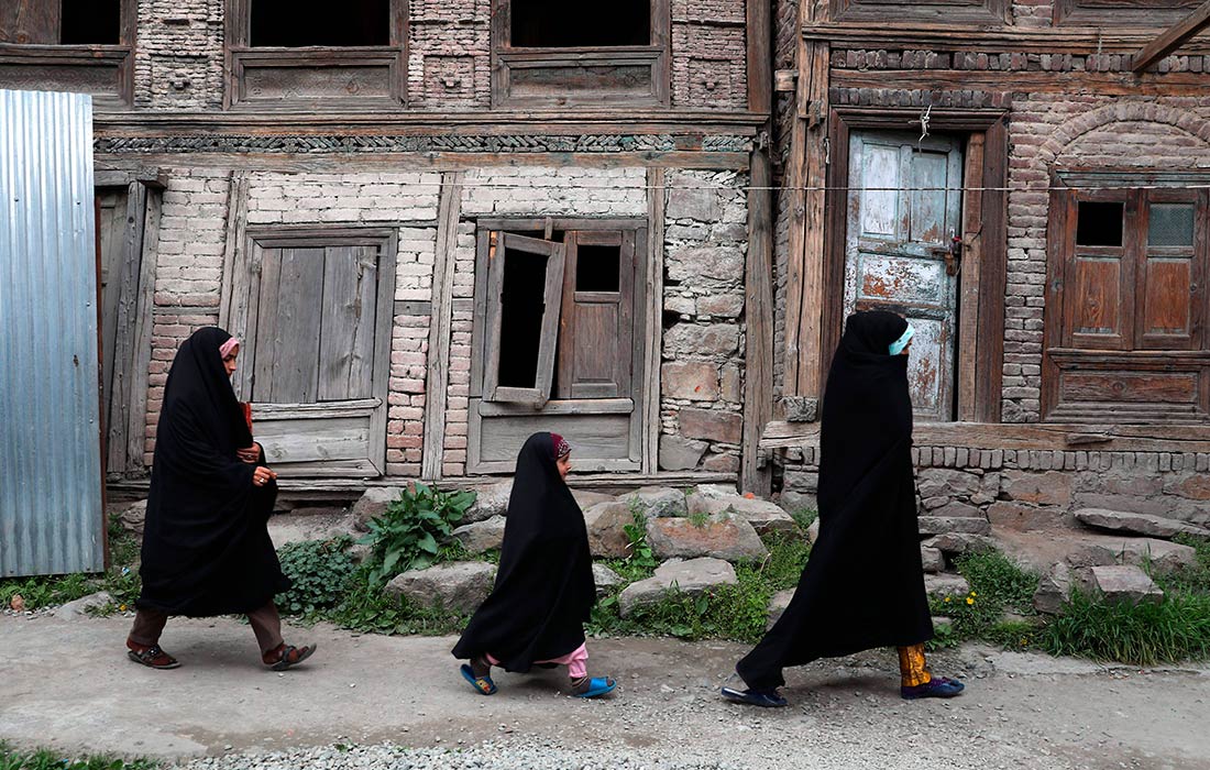 Мусульмане Кашмира посещают уроки чтения Корана во время Рамадана