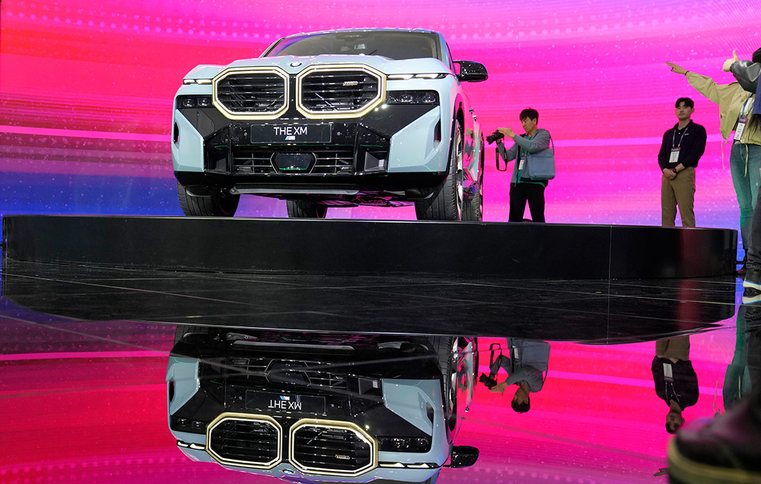 Автомобиль BMW XM во время презентации на международной выставке индустрии мобильности Seoul Mobility Show-2023 в корейском Кояне