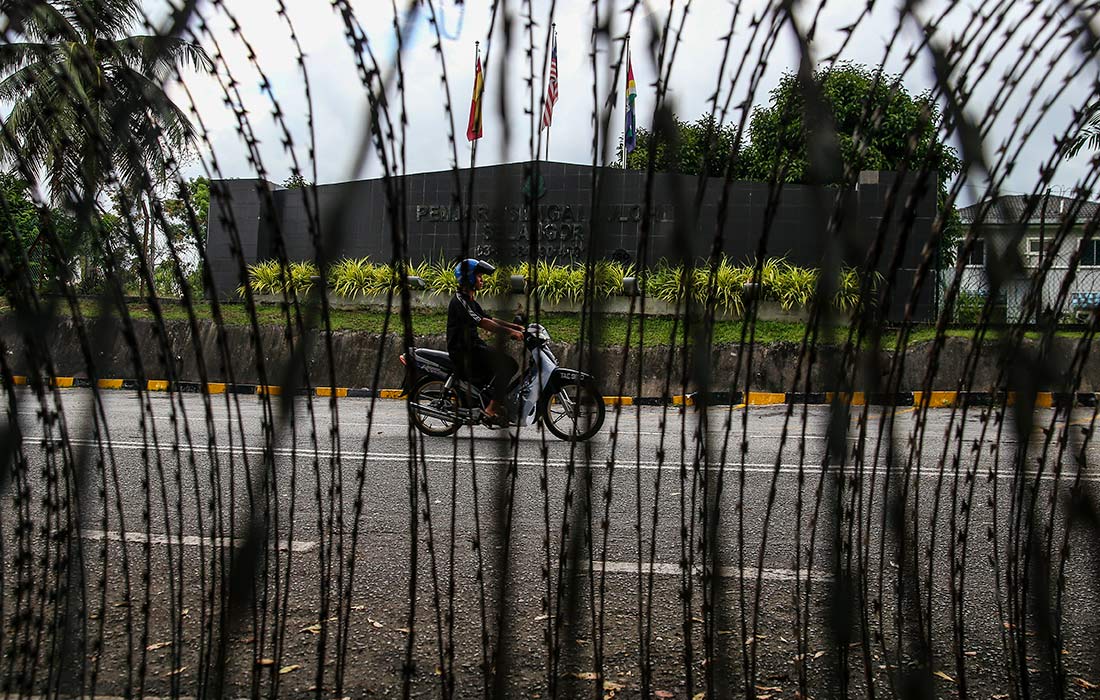 Парламент Малайзии одобрил законопроект об отмене обязательной смертной казни и пожизненного тюремного заключения. Ранее в случае доказательства вины подсудимого за ряд преступлений он автоматически приговаривался к высшей мере.