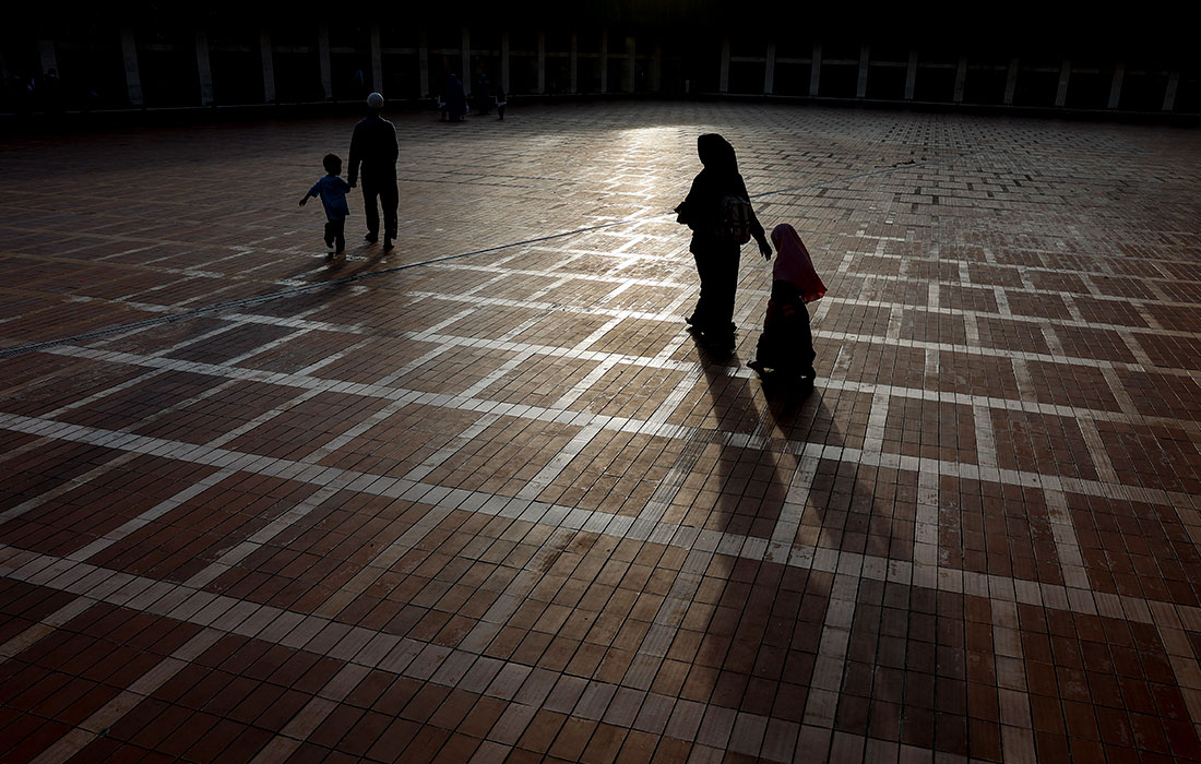 Ифтар во время Рамадана в мечети Истикляль в Джакарте