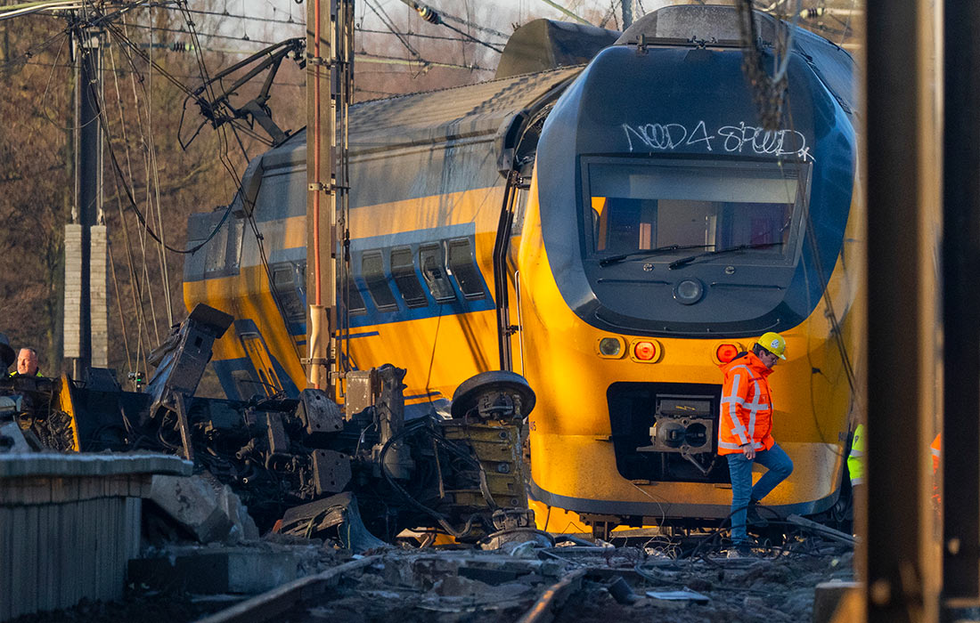 Один человек погиб, около 30 пострадали в результате схода с рельсов пассажирского поезда в Нидерландах
