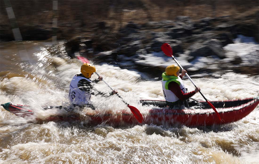 В Новосибирской области спортивные туристы соревновались на водных дистанциях на реке Шипунихе