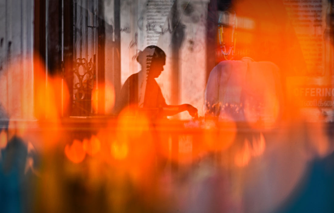 Верующий в кафедральном соборе в Ченнаи, Индия