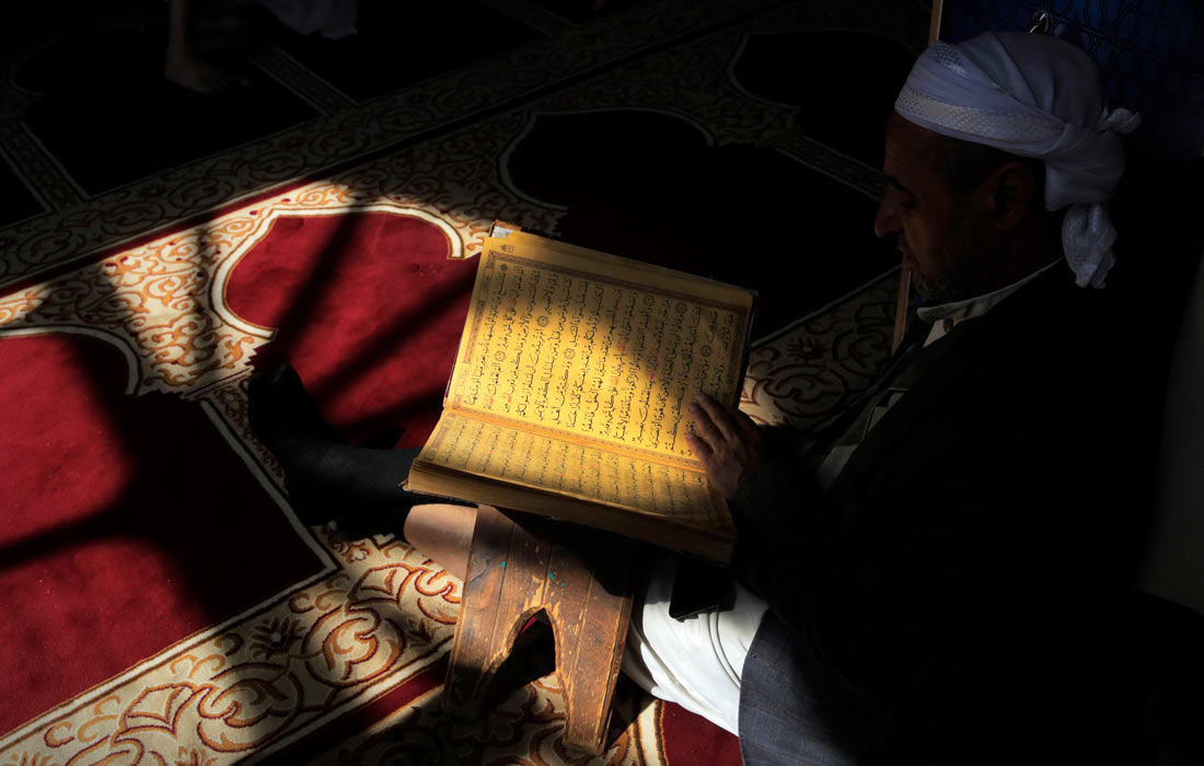 Мусульманин молится в мечети в Сане, Йемен