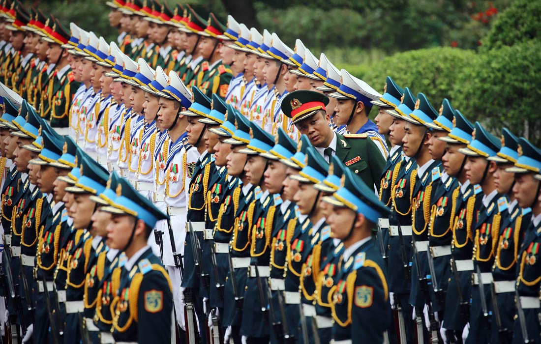 Члены почетного караула готовятся к церемонии встречи премьер-министра Чехии в Ханое, Вьетнам