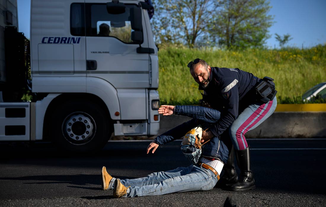 Активисты блокируют шоссе во время акции протеста против климатического кризиса в Риме, Италия