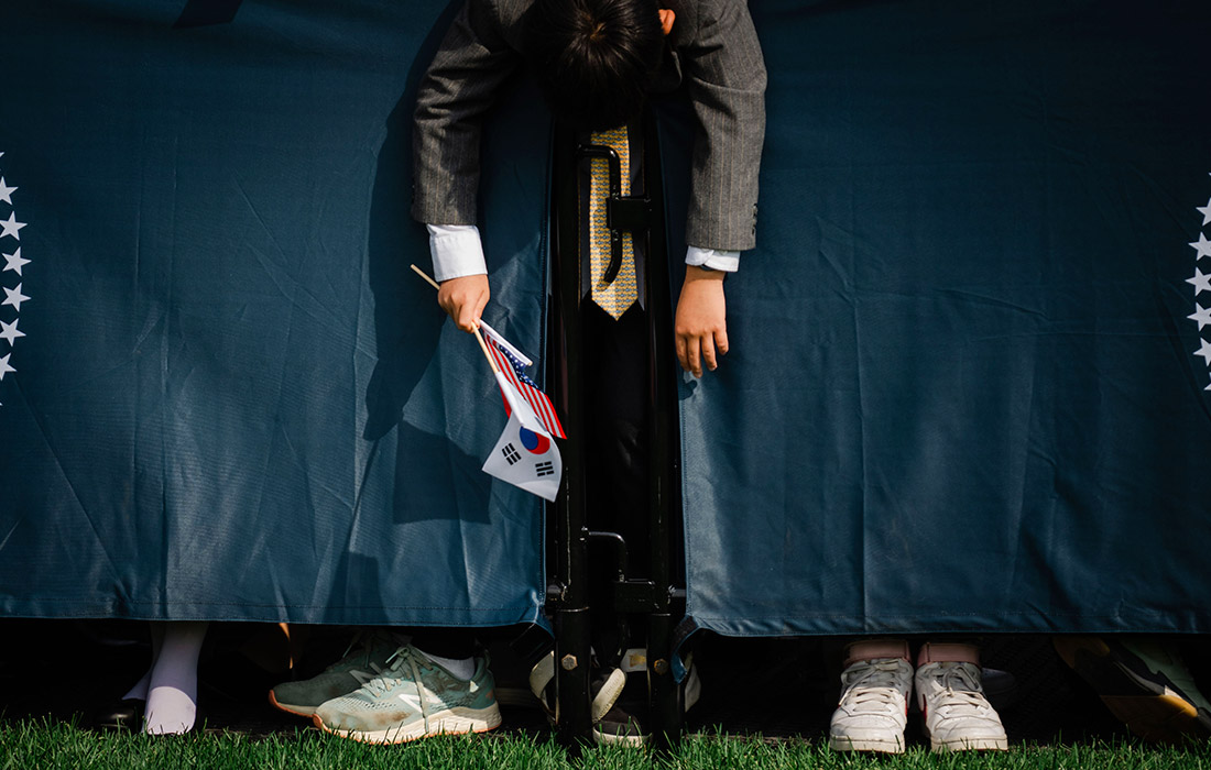 Ожидающие президента Южной Кореи на лужайке Белого дома в США