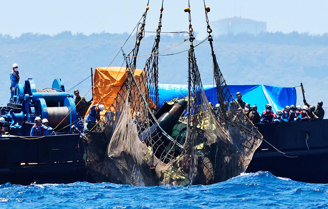 Обломки вертолета поднимают с морского дна у острова Икема в Японии