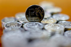 Рубль в четверг уверенно укрепился к доллару и евро