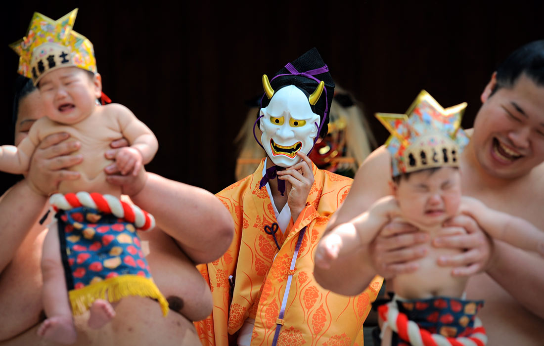 Участники фестиваля плачущих детей в Токио