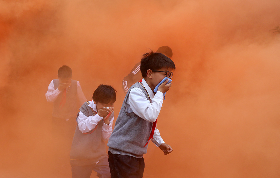 Школьники участвуют в учениях по экстренной эвакуации. 12 мая в Китае отмечается Национальный день предотвращения и уменьшения опасности стихийных бедствий.