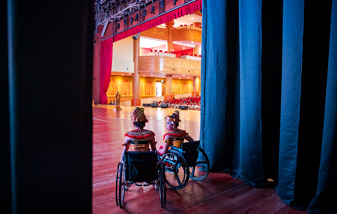 Балийские танцовщицы перед выступлением в Денпасаре