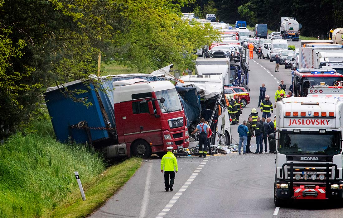 Не менее 37 человек пострадали в результате столкновения автобуса с грузовиком на западе Словакии