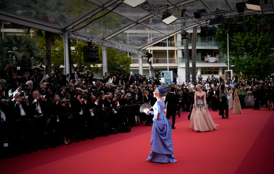 Актрисы Хелен Миррен (слева) и Эль Фаннинг на красной дорожке кинофестиваля