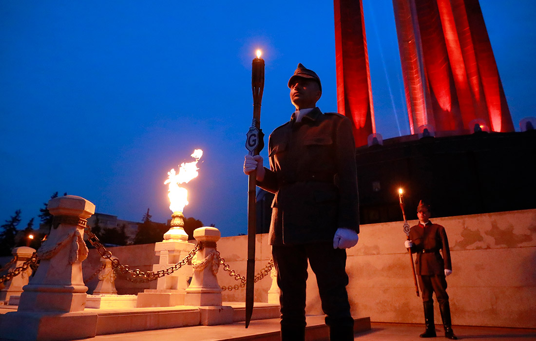 Почетный караул Румынии зажег 100 свечей в память о погибших солдатах, павших при исполнении служебных обязанностей