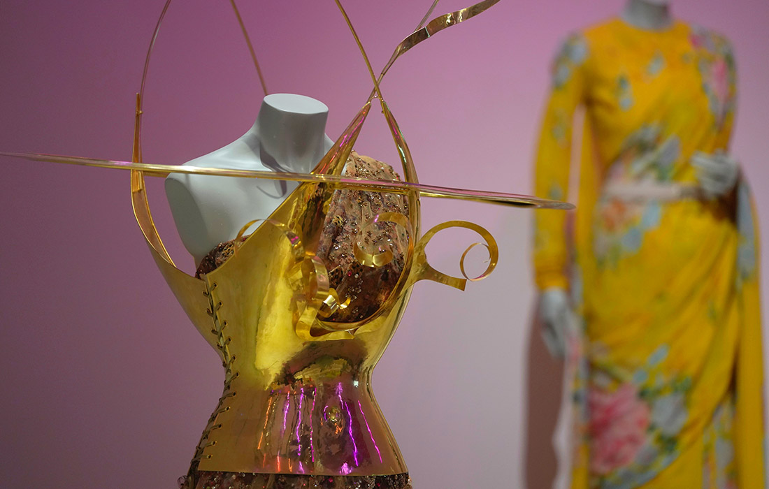 Пресс-показ выставки "Необычные сари" в лондонском Музее дизайна