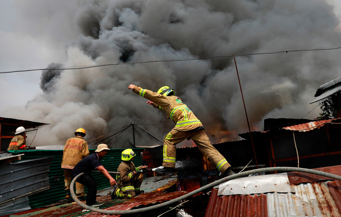 Пожар в трущобах в городе Параньяке на Филиппинах