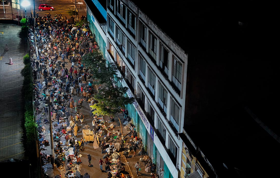 Бездомные в районе Санта-Ифигения в центре бразильского Сан-Паулу