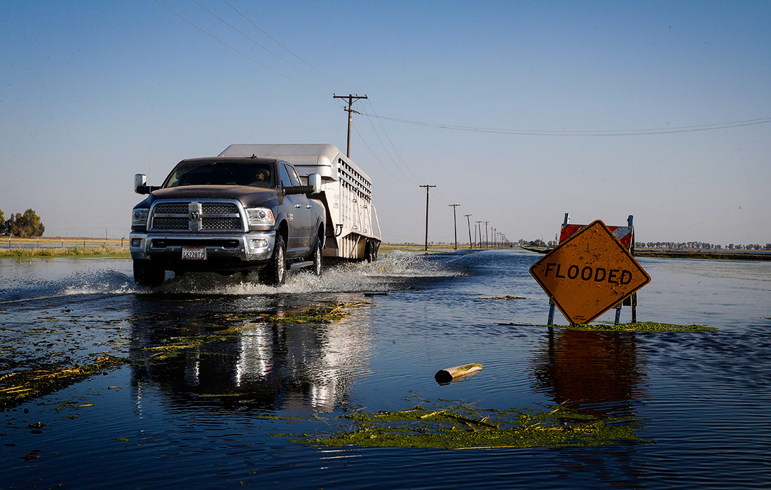 Паводок из-за повышения уровня воды в бассейне озера Туларе, Калифорния