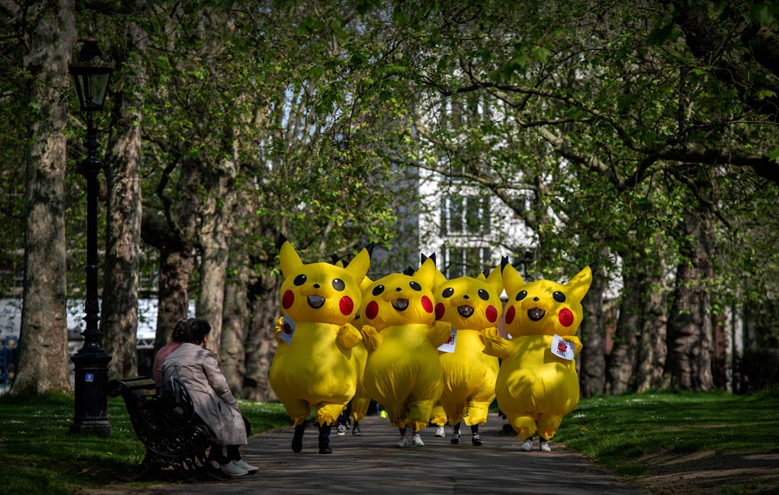 Призыв группы активистов в костюмах Пикачу отказаться от использования угля к 2030 году в Лондоне