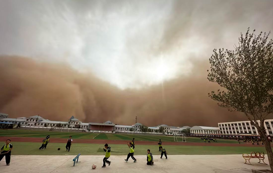 Песчаная буря накрывает китайский город Эренхот