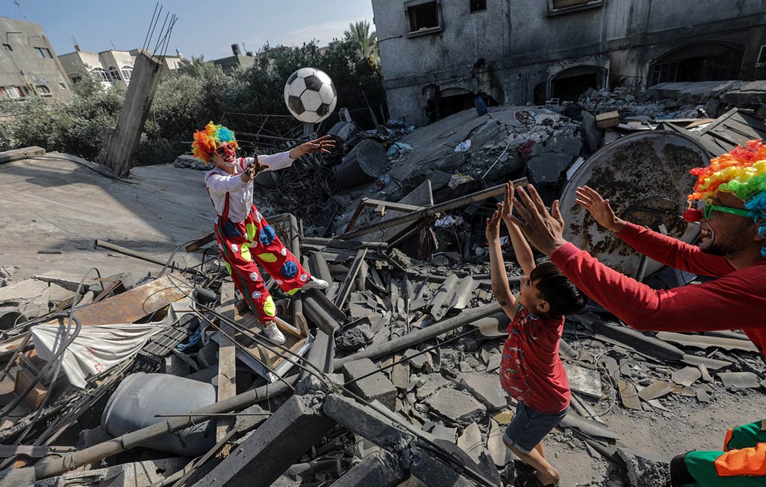Клоуны развлекают детей среди разрушенных зданий на севере сектора Газа