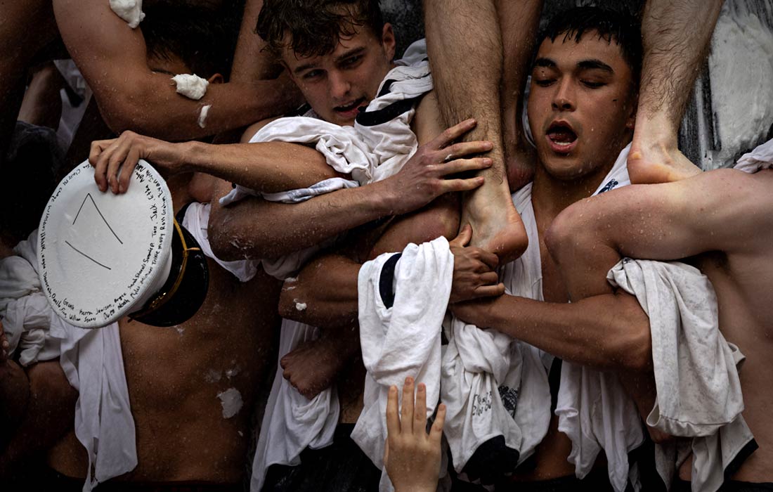 Первокурсники Военно-морской академии США принимают участие в ежегодном восхождении на памятник Херндону высотой 6,4 метра в Аннаполисе