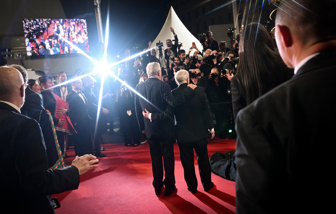 Роберт Де Ниро и Мартин Скорсезе покидают красную дорожку фильма "Убийцы цветочной луны"