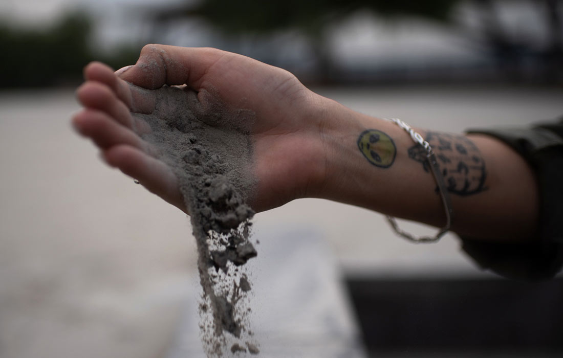 Попокатепетль впервые проснулся в 1994 году, и с тех пор он регулярно извергает токсичные пары, пепел и фрагменты породы