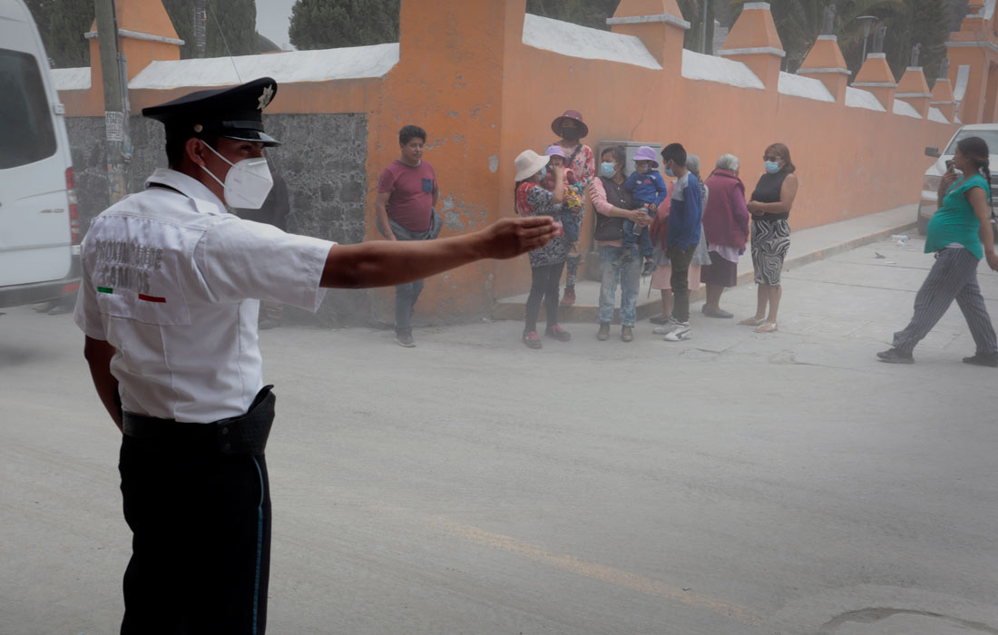 Местным жителям рекомендовано использовать влажные марлевые повязки для защиты органов дыхания от попадания пепла