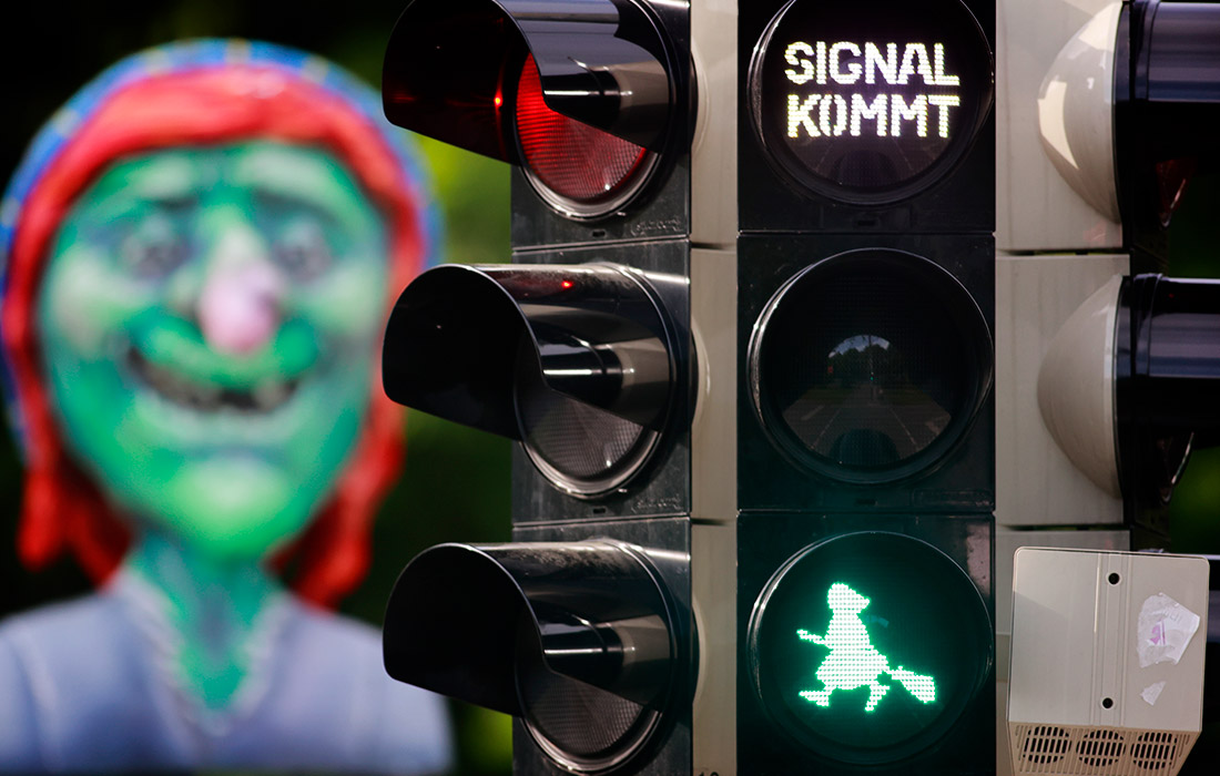 В немецком городе Вернигероде появился светофор с изображением ведьмы и дьявола