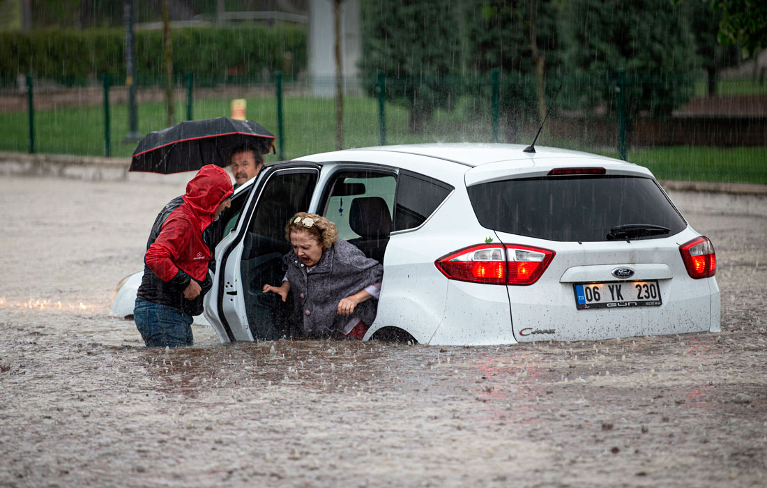 Сильные ливни затопили столицу Турции