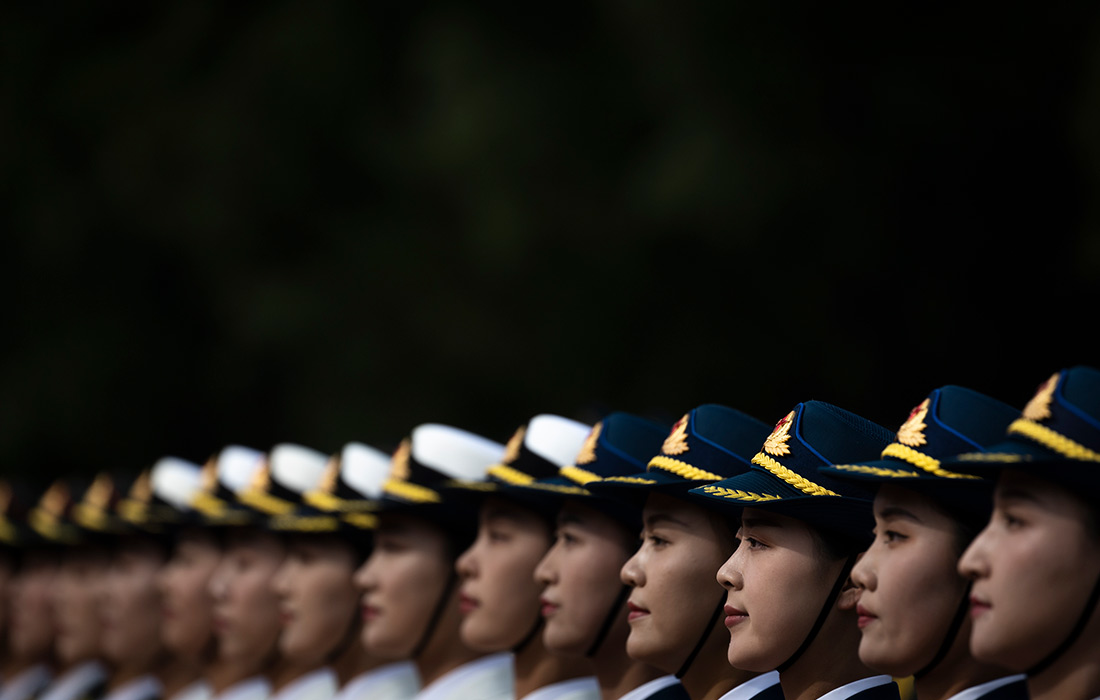 Президент Демократической Республики Конго Феликс Чисекеди посетил Китай. На фото: женщины-военнослужащие формируют почетный караул.