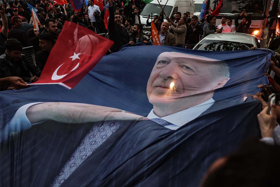 Премьер-министр Великобритании Риши Сунак, президенты Франции Эммануэль Макрон и Израиля Ицхак Герцог, глава дипломатии ЕС Жозеп Боррель, глава Еврокомиссии Урсула фон дер Ляйен и генсек НАТО поздравили президента Турции Реджепа Тайипа Эрдогана с переизбранием.