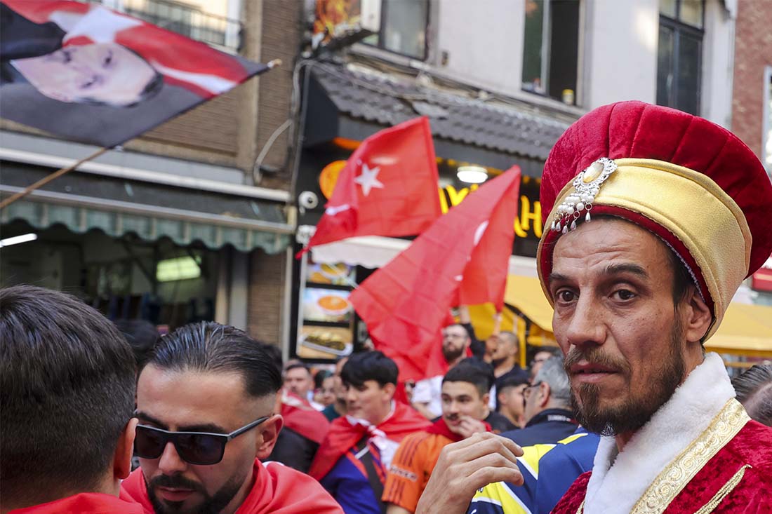 Эрдоган раскритиковал то, как западные СМИ освещали турецкую предвыборную кампанию. По словам Эрдогана, эти СМИ пытались "уничтожить" его. "Они проиграли", - добавил президент Турции.