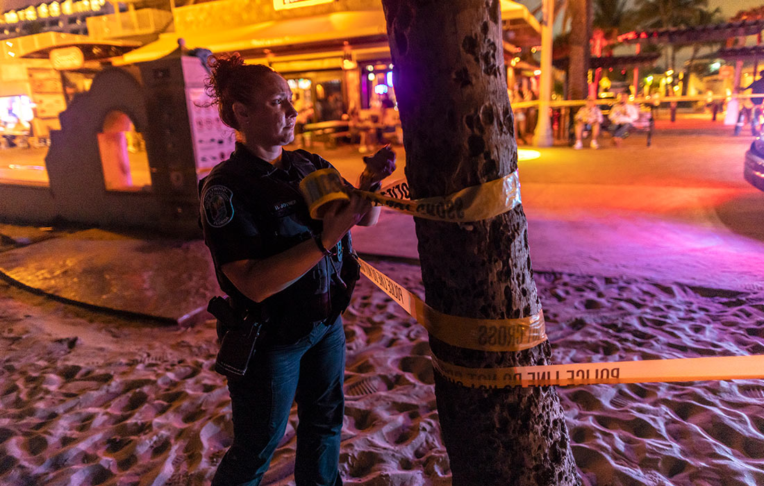 Полицейский перекрывает район, где вспыхнула перестрелка на набережной во Флориде