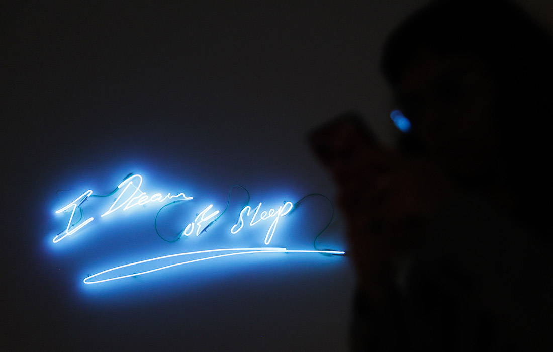 Изображение работы британской художницы Трейси Эмин "Я мечтаю о сне" в музее в Мадриде