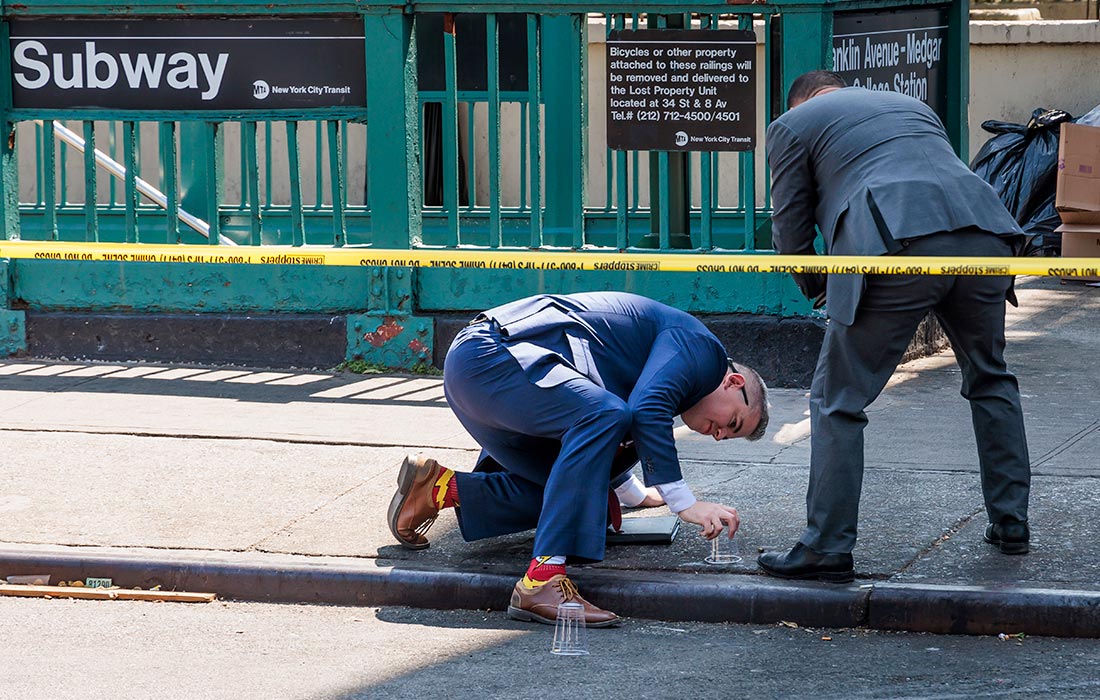 Полицейские осматривают гильзы на месте стрельбы в Бруклине