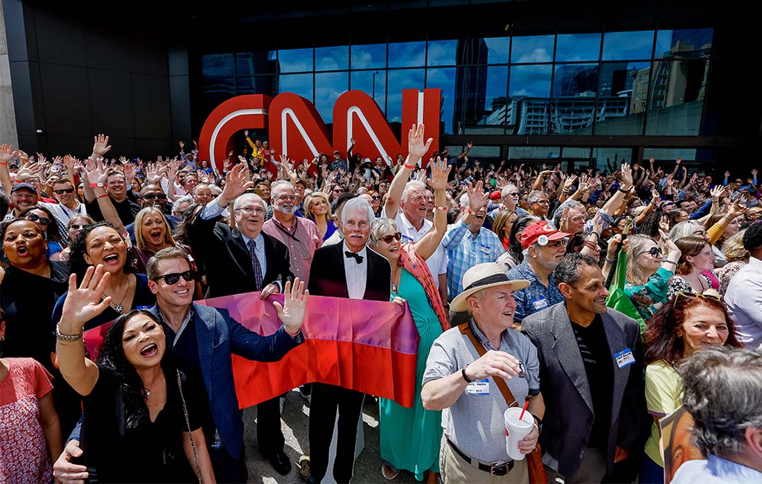 Бывшие и действующие сотрудники CNN собрались и сделали групповое фото у здания редакции в Атланте, США, которое им предписано покинуть к концу этого года
