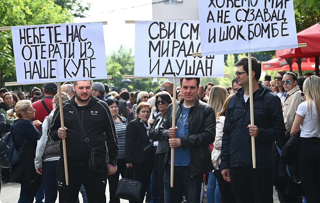 По-прежнему остается неспокойной обстановка в Звечане. Сербы требуют отставки мэра-албанца. Ситуация на севере Косово осложнилась, когда косовский спецназ взял под контроль здания местных органов власти в общинах, населенных преимущественно сербами.