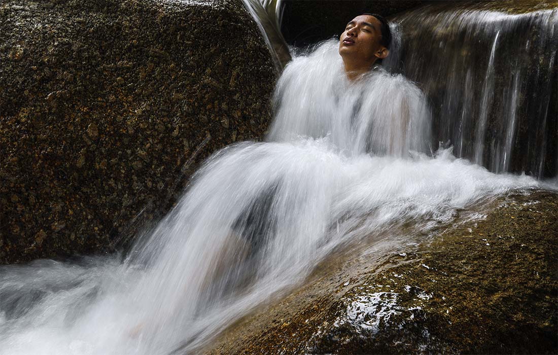 В Малайзии температура воздуха превысила 33 градуса по Цельсию, люди спасаются от жары как могут