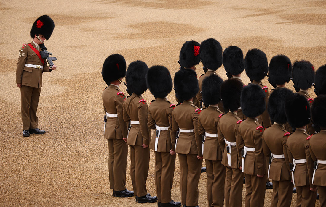 Британские военные на параде конной гвардии в Лондоне
